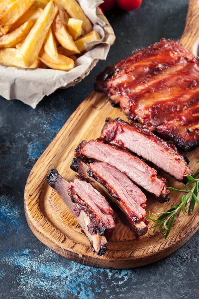 Costelas de porco grelhadas picantes servidas com molho de churrasco — Fotografia de Stock