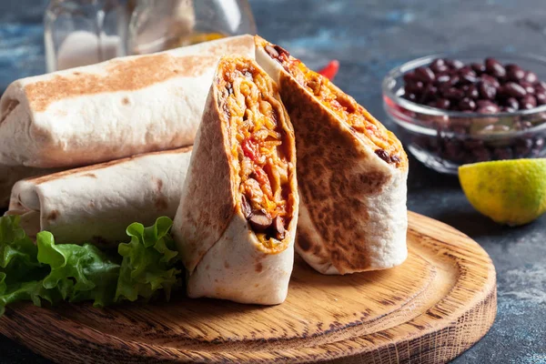 Burritos-Wraps mit Hackfleisch, Bohnen und Gemüse — Stockfoto