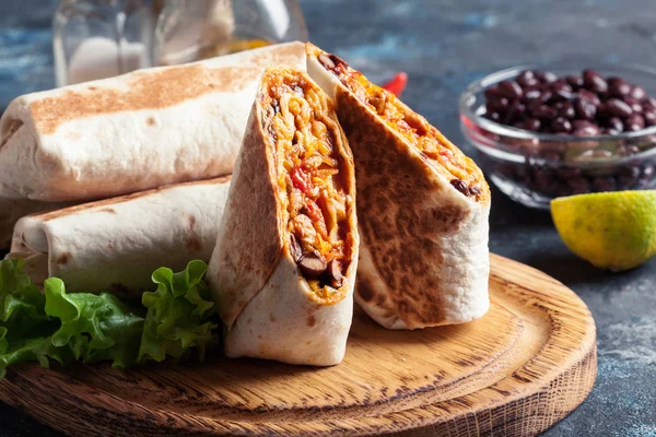 Burritos zábaly s mletou kaší, fazolemi a zeleninou — Stock fotografie