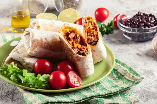 Burritos envolve com carne picada, feijão e legumes — Fotografia de Stock