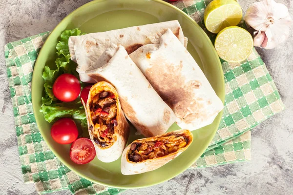 Burritos zábaly s mletou kaší, fazolemi a zeleninou — Stock fotografie