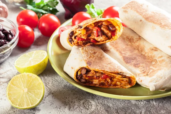 Burritos envuelve con picadillo, frijoles y verduras —  Fotos de Stock