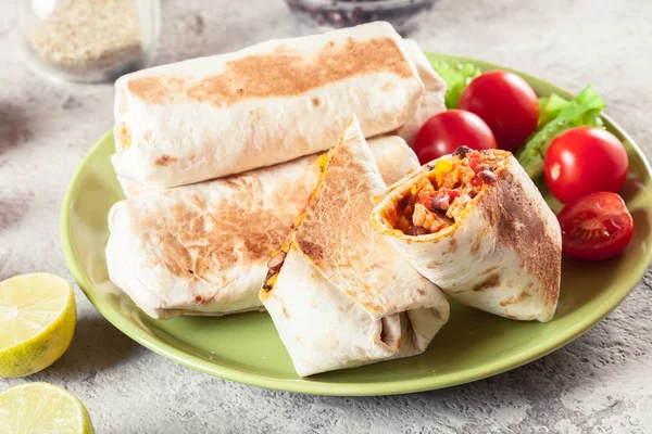 Burritó darált hússal, babbal és zöldséggel — Stock Fotó