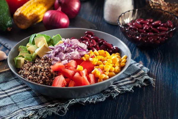 Mexicaanse salade met quinoa en groenten — Stockfoto