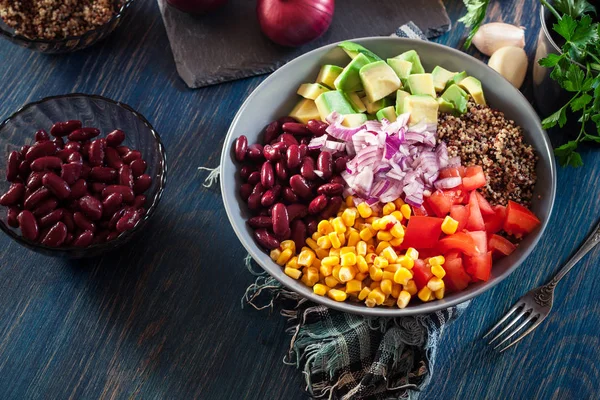 Mexikói saláta quinoa és zöldségekkel — Stock Fotó