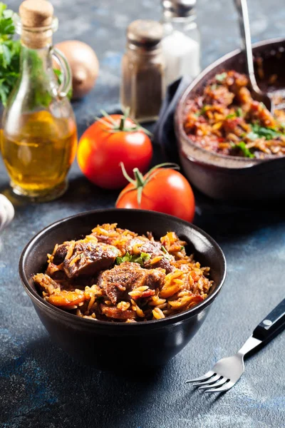 Giouvetsi - Yunan bifteği ve orzo güveci — Stok fotoğraf