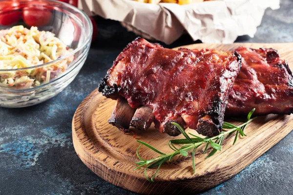 Costolette di maiale alla griglia piccanti servite con salsa barbecue — Foto Stock