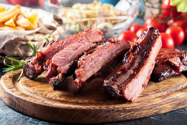 Costelas Porco Grelhadas Picantes Servidas Com Molho Churrasco Tábua Cortar — Fotografia de Stock