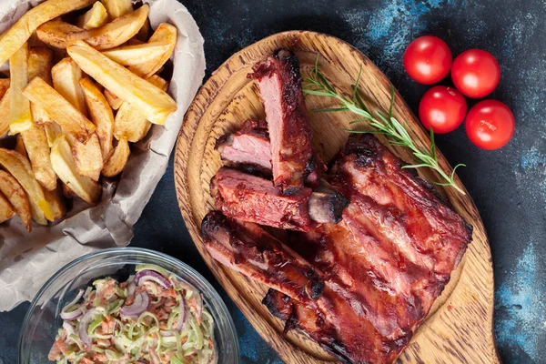 Costelas de porco grelhadas picantes servidas com molho de churrasco — Fotografia de Stock