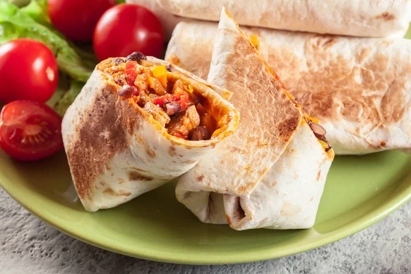 Burritos envolve com carne picada, feijão e legumes — Fotografia de Stock