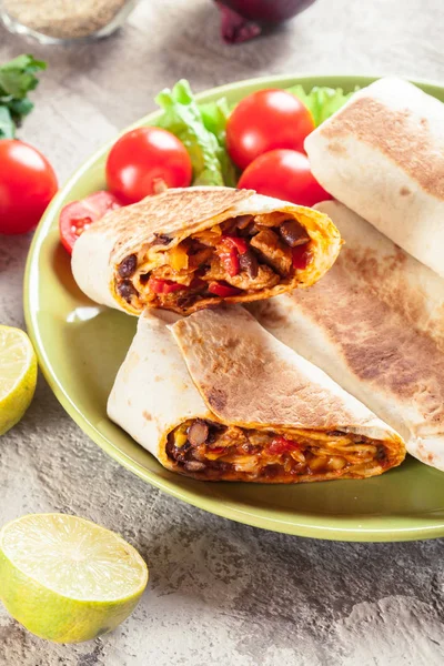 Burritos zábaly s mletou kaší, fazolemi a zeleninou — Stock fotografie