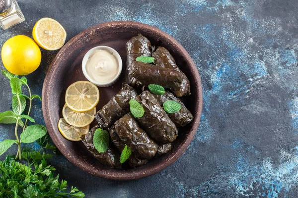 Dolma - hojas de uva rellenas con arroz y carne — Foto de Stock