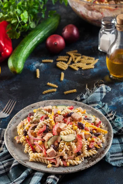 Fusilli pasta salade met gerookte kalkoen — Stockfoto