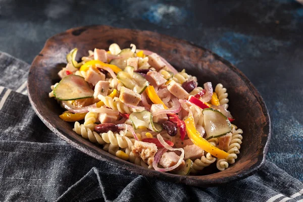 Fusilli pasta salade met gerookte kalkoen — Stockfoto