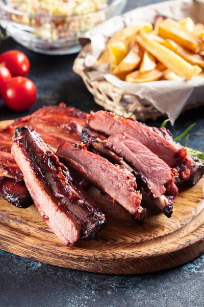 Costelas Porco Grelhadas Picantes Servidas Com Molho Churrasco Tábua Cortar — Fotografia de Stock