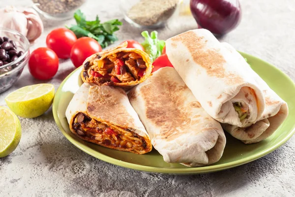 Burritos zábaly s mletou kaší, fazolemi a zeleninou — Stock fotografie