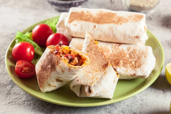 Burritos envolve com carne picada, feijão e legumes — Fotografia de Stock