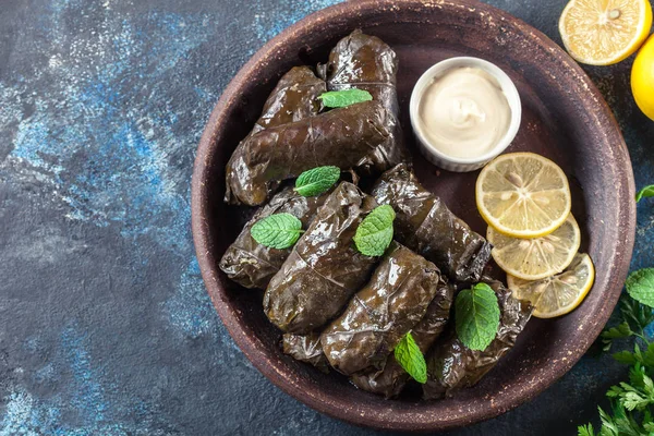 Dolma - hojas de uva rellenas con arroz y carne — Foto de Stock