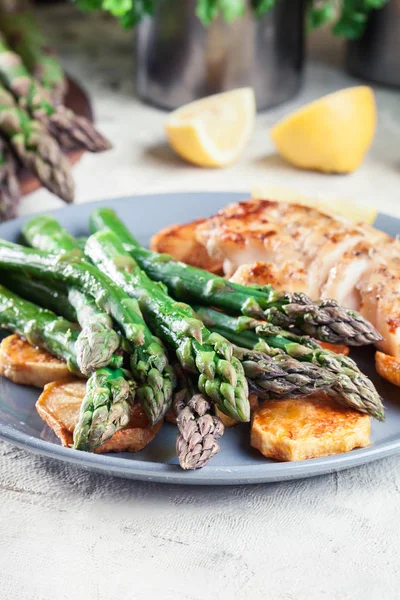 Gebakken Kabeljauwfilet met groene asperges — Stockfoto