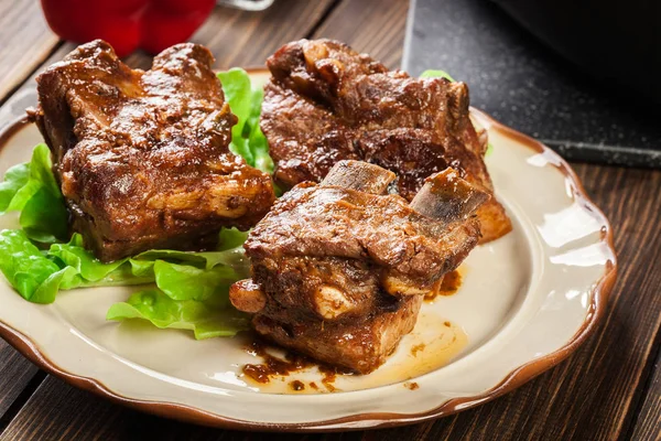 Varkensvlees Spareribs geserveerd op een bord — Stockfoto