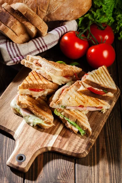 Stos panini z szynka, ser, sałata sandwich — Zdjęcie stockowe