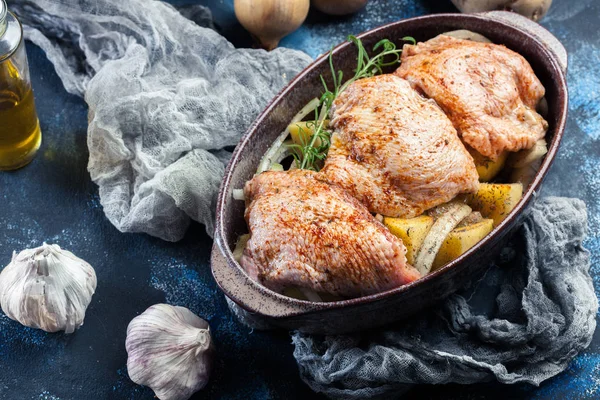 Chicken thighs and potatoes ready for baking — Stock Photo, Image