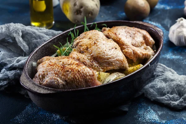 Chicken thighs and potatoes ready for baking — Stock Photo, Image