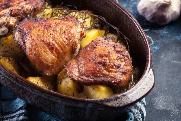 Roasted chicken thighs and potatoes — Stock Photo, Image
