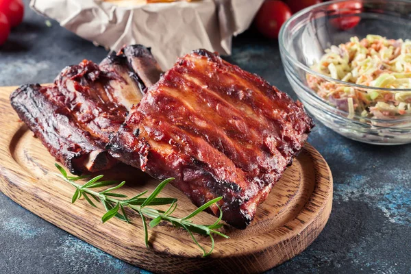 Costelas de porco grelhadas picantes servidas com molho de churrasco — Fotografia de Stock