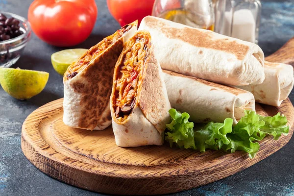 Burritos wraps with mincemeat, beans and vegetables — Stock Photo, Image