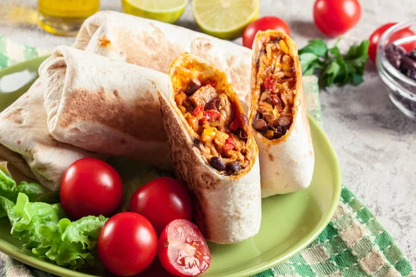 Burritos wraps with mincemeat, beans and vegetables — Stock Photo, Image