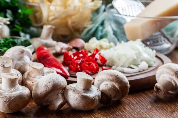 Ingredientes prontos para preparar macarrão tagliatelle com champignon — Fotografia de Stock