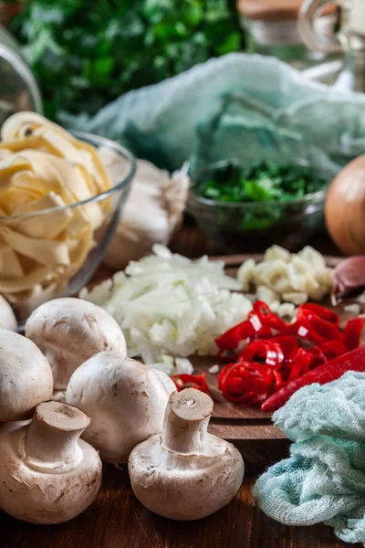 Ingredienser redo för förbereda tagliatelle pasta med champinjon — Stockfoto