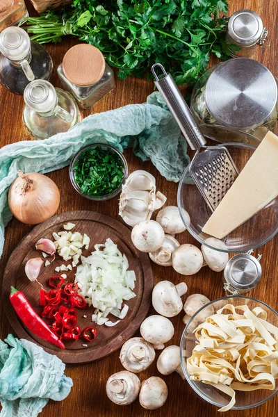 Ingredienser redo för förbereda tagliatelle pasta med champinjon — Stockfoto