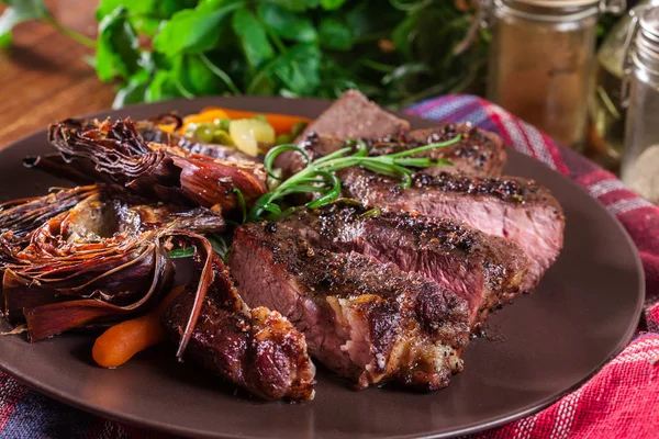 Plátky hovězí steak podávaný s pečenými Artyčok — Stock fotografie