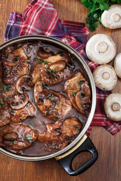 Delicious chicken marsala on frying pan — Stock Photo, Image