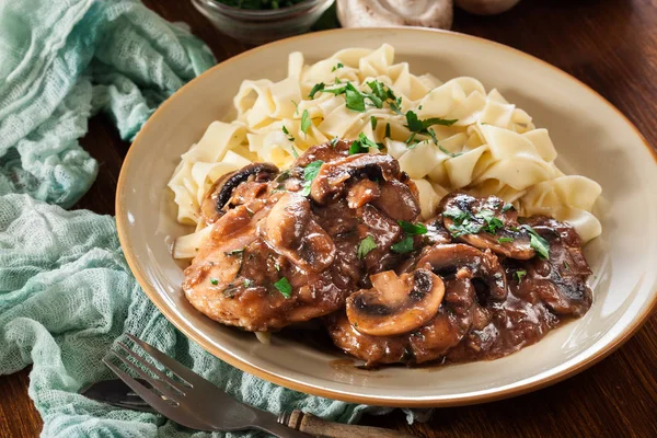 Delicious chicken marsala served with fettucine pasta — Stock Photo, Image