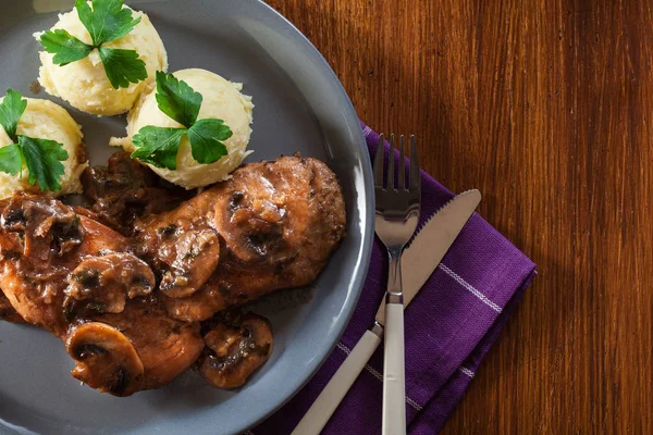 Delicioso frango marsala servido com massa fettucine — Fotografia de Stock