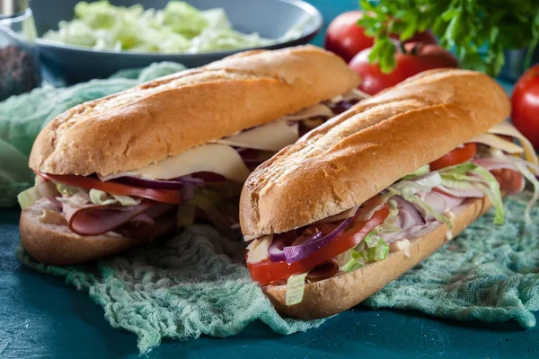 Sanduíches submarinas com presunto, queijo e legumes — Fotografia de Stock