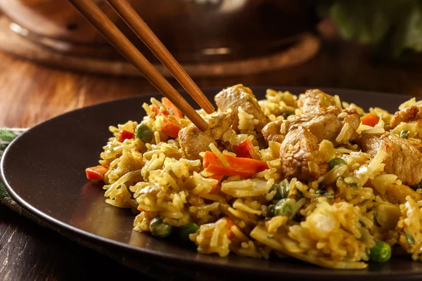 Stekt ris nasi goreng med kyckling och grönsaker på en tallrik — Stockfoto