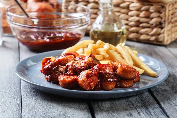 전통적인 독일 currywurst-카레 소스와 함께 소시지의 조각 — 스톡 사진