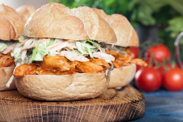 Gezogenes Hühnersandwich mit Salat und BBQ-Sauce — Stockfoto