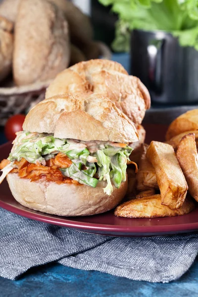 Gezogenes Hühnersandwich mit Salat und BBQ-Sauce — Stockfoto