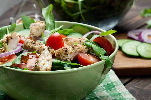 Salada fresca com frango, tomate e rúcula no prato — Fotografia de Stock