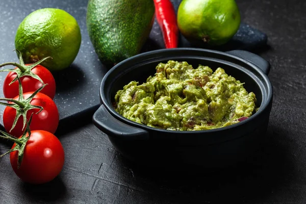 Cuenco de guacamole con ingredientes frescos — Foto de Stock