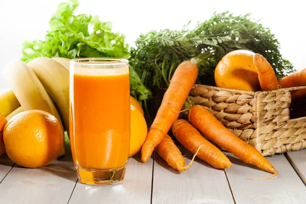 Verre de jus de fruits à l'orange, carottes et banane — Photo