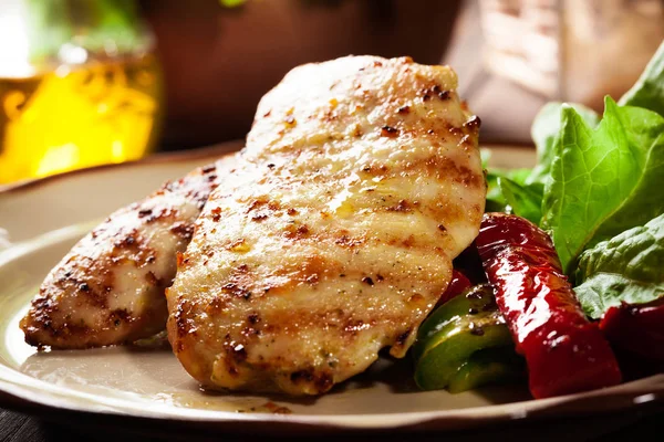 Grilled chicken breasts served with grilled paprika — Stock Photo, Image