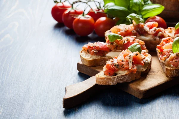 Італійський Брускетта з Смажені помідори, Сир Моцарелла і — стокове фото