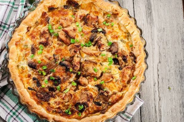 Пирог с курицей, грибами и сыром — стоковое фото