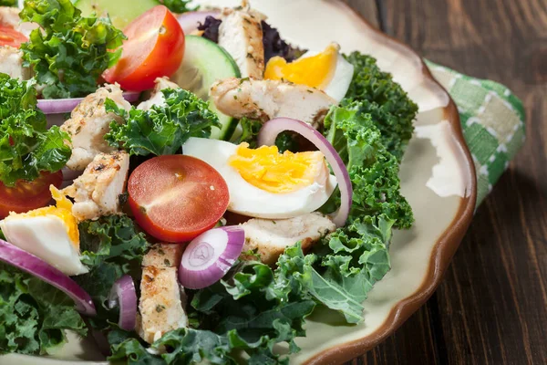 Frischer Salat Mit Huhn Tomaten Eiern Und Salat Auf Dem — Stockfoto